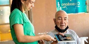 Coco Luque con el libro de Fulvio Pagani Arroyito