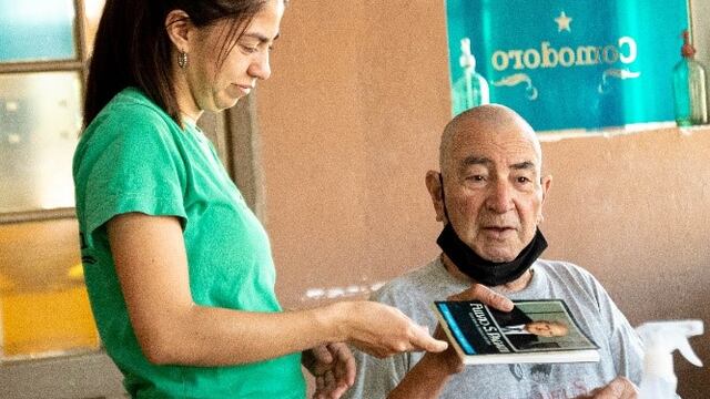Coco Luque con el libro de Fulvio Pagani Arroyito