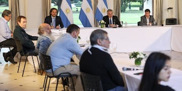 Alberto Fernández junto a líderes de movimientos sociales