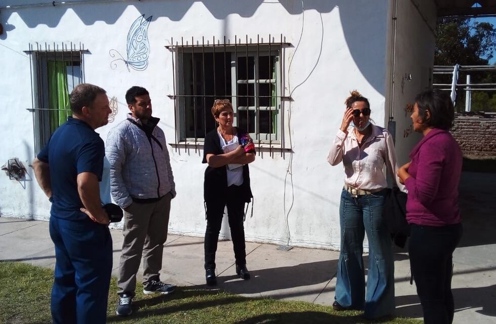 Cittadino en la Escuela Nº 5 de Reta para evaluar los daños del temporal
