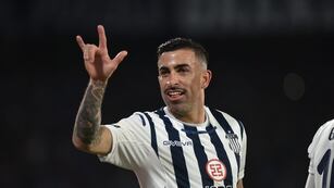 Michael Santos está derecho para el gol y le dio otros tres puntos a Talleres.