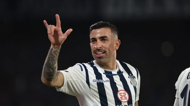 Michael Santos está derecho para el gol y le dio otros tres puntos a Talleres.