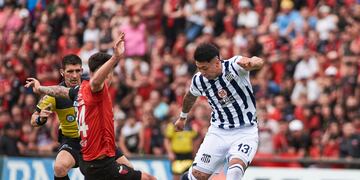 Luis Sequeira intenta gambetear a un rival en el partido entre Colón y Talleres