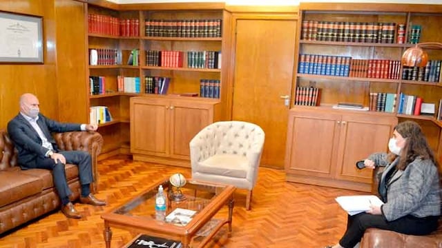 Dalmiro Garay, y la ministra Ana María Nadal, acordarondurante una reunión la vacunación de 1.500 empleados judiciales. Gentileza