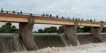 Dique Las Termas de Río Hondo, donde asaltaron y desnudaron a la pareja.