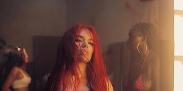 Karol G encendió las redes con fotos muy picantes del rodaje de “Gatúbela”