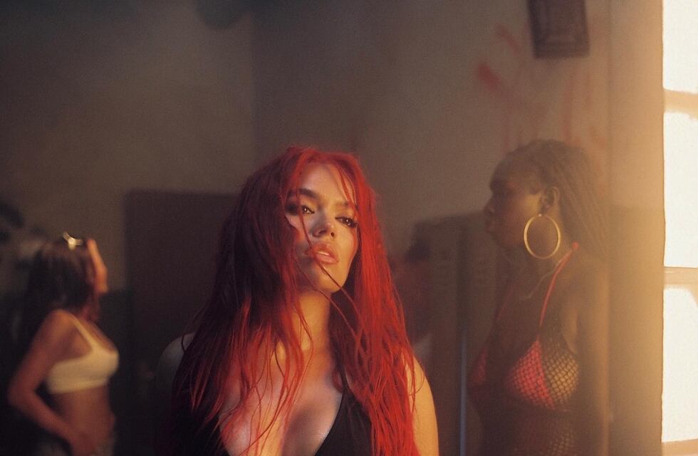 Karol G mostró un osado look con su cabello rojo al borde de la censura en Instagram