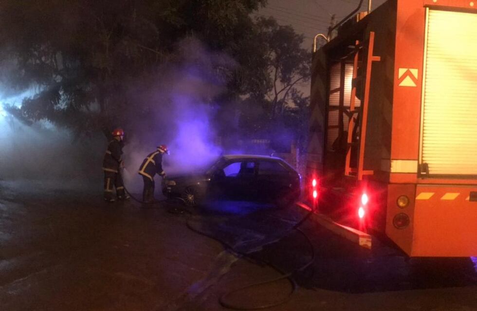 Sofocaron el incendio de un vehículo en Oberá