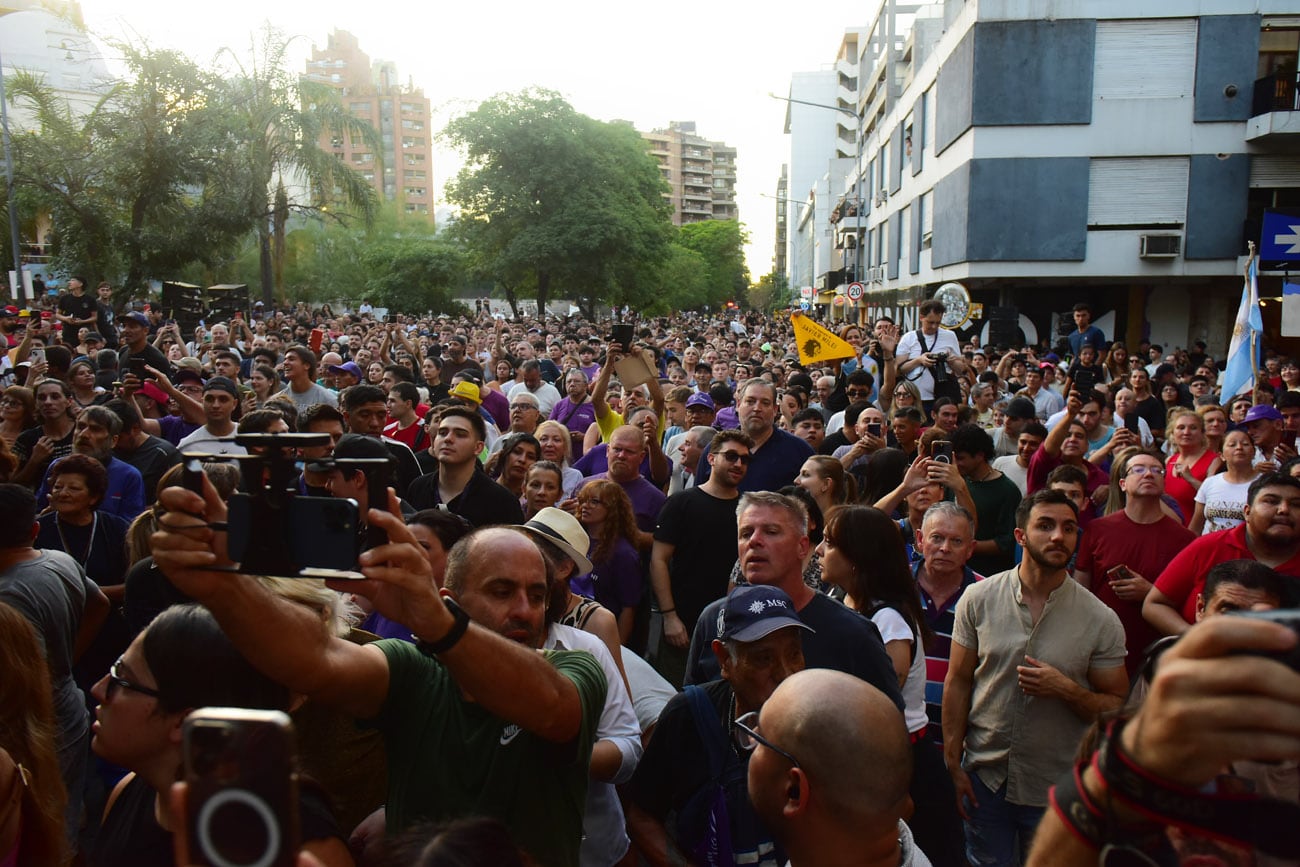 El presidente Javier Milei encabezó en Córdoba la Marcha de la Gratitud, acompañado por su hermana Karina y los diputados Gabriel Bornoroni y Gonzalo Roca. (Nicolás Bravo / La Voz)