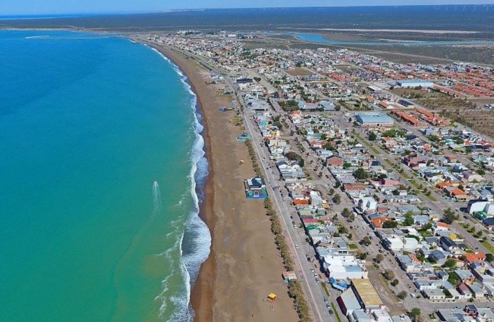 Arenas blancas e impactantes olas: una playa de Chubut fue elegida como la mejor de Argentina