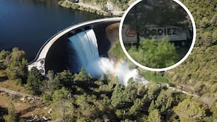 Un camión quedó al borde del precipicio del Dique Los Molinos.