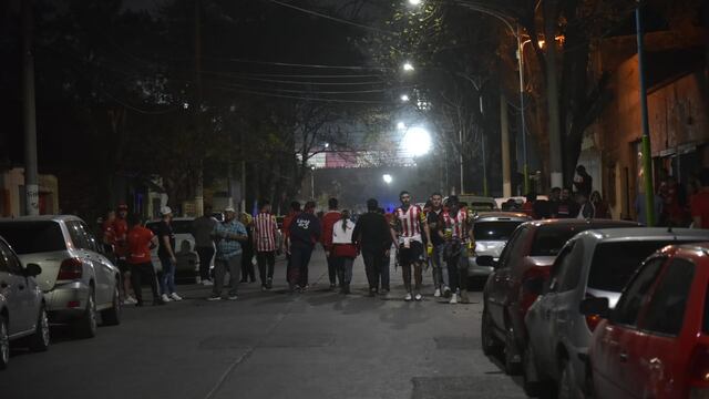 Un enfrentamiento de barras de San Martín terminó con un hincha muerto, en la previa del partido con Belgrano.