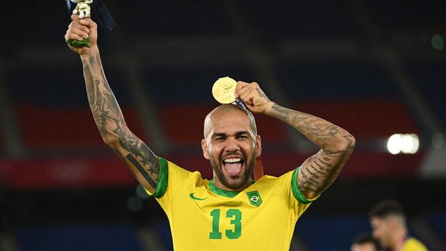 Dani Alves le contestó a Lionel Messi por su deseo de pasarlo en títulos.