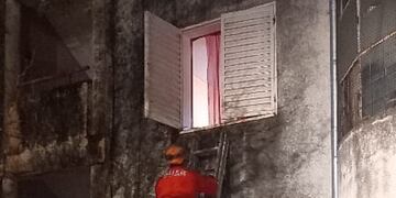 Personal del Duar subió al departamento para salvar a los niños.