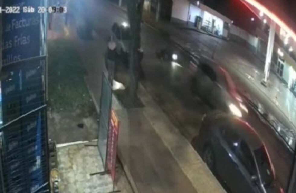 Embistió a una motocicleta y se fugó