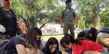 Voluntarias carlospacenses plantando especies nativas en un sector de la ciudad. (Foto: archivo / Municipalidad VCP).