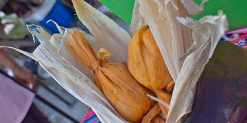 Además de requerir ingredientes y condimentos propios de la zona, el tamal jujeño se diferencia por su forma esférica, y su presentación en el plato sorprende al comensal inexperto.