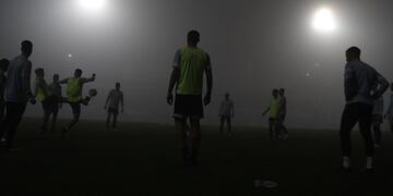 No se veía nada. Entre el árbitro y los capitanes de Belgrano y Quilmes, decidieron que no se juegue (Federico López Claro / La Voz).