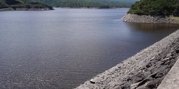 La empresa anunció monitoreo permanente del dique y del río y la difusión de novedades por canales oficiales.