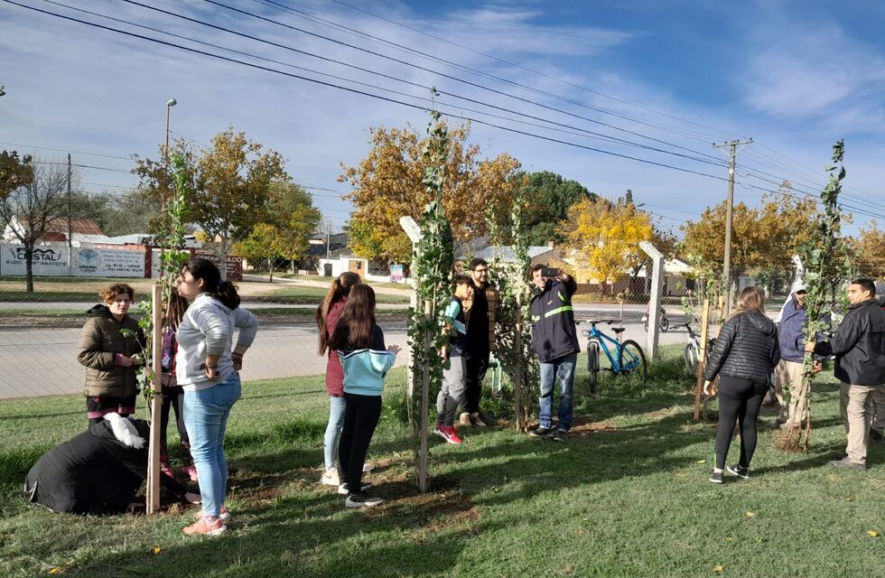 En el Día Internacional de la Tierra alumnos de la Escuela Nº 9 plantaron árboles