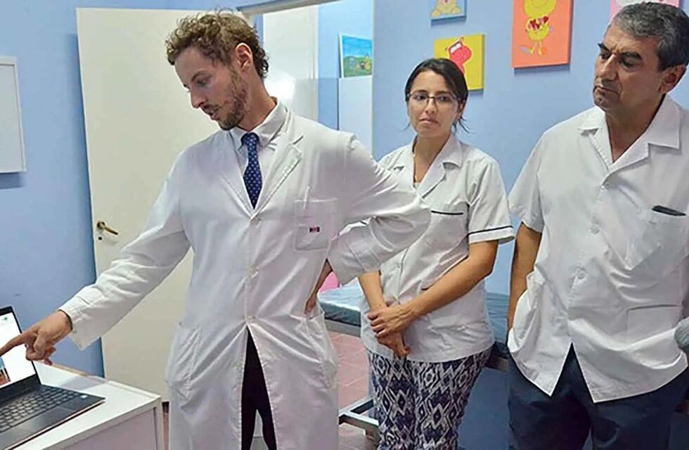 La historia del cirujano de Pilar que ayuda a los chicos a caminar mejor