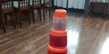 Pujato: un vecino repuso a la Comuna un cono de seguridad vial que arrolló por un descuido. (Facebook Daniel Quacquarini)
