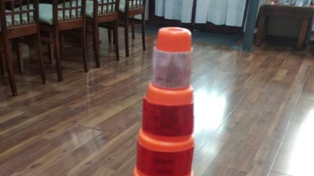 Pujato: un vecino repuso a la Comuna un cono de seguridad vial que arrolló por un descuido. (Facebook Daniel Quacquarini)