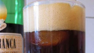 Preparó un fernet y reemplazó la gaseosa con un impensado ingrediente. (La Voz/Archivo).