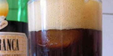 Preparó un fernet y reemplazó la gaseosa con un impensado ingrediente. (La Voz/Archivo).