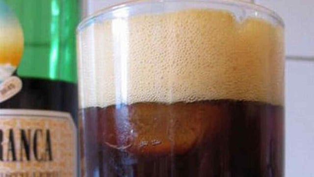Preparó un fernet y reemplazó la gaseosa con un impensado ingrediente. (La Voz/Archivo).