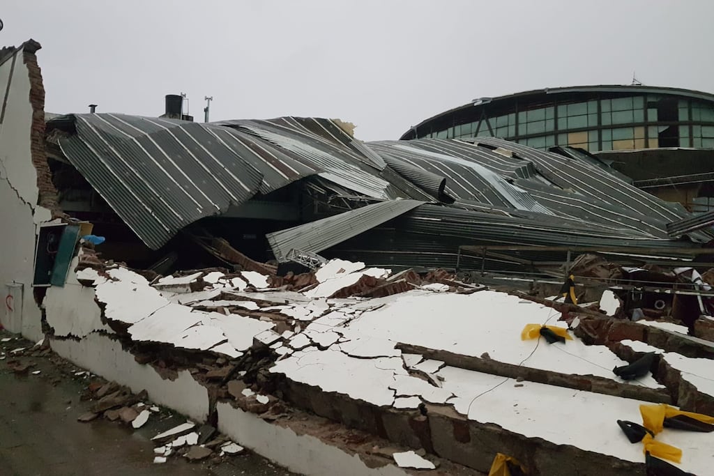Temporal causó destrozos en Bahía Blanca y afectó dos líneas de alta tensión (@ArgentinosPeces en Twitter).