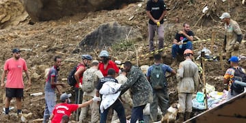 Las ayudas de voluntarios, rescatistas y bomberos para las víctimas de las inundaciones de Petrópolis.