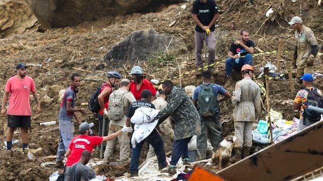 Las ayudas de voluntarios, rescatistas y bomberos para las víctimas de las inundaciones de Petrópolis.