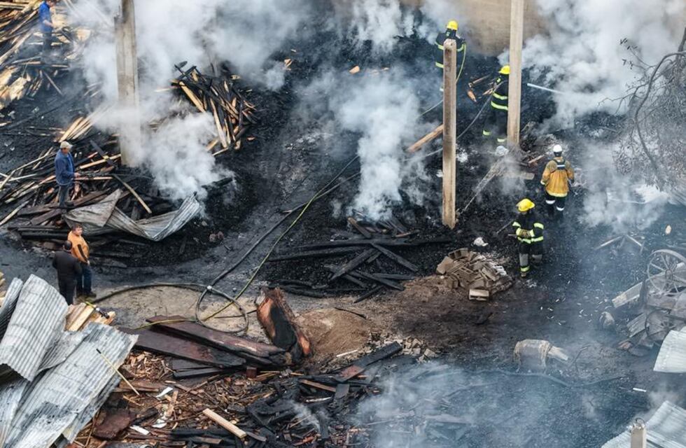 Conmoción en Córdoba: se incendió un importante aserradero de Traslasierra