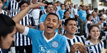 Hinchas de Belgrano y Talleres viendo junto el clásico. Se puede. Ahora compartirán tribuna ex futbolsitas (archivo La Voz).