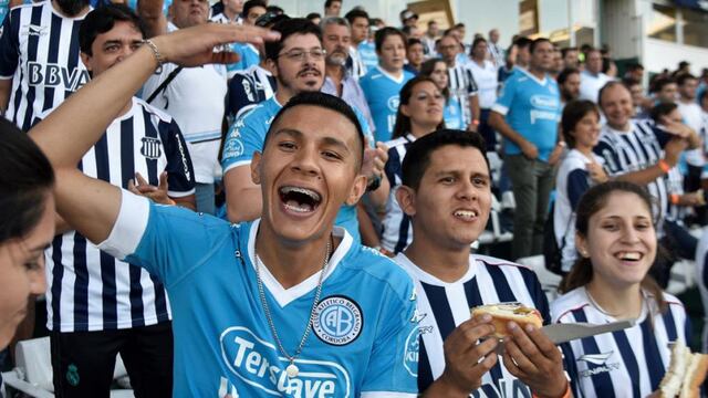 Hinchas de Belgrano y Talleres viendo junto el clásico. Se puede. Ahora compartirán tribuna ex futbolsitas (archivo La Voz).
