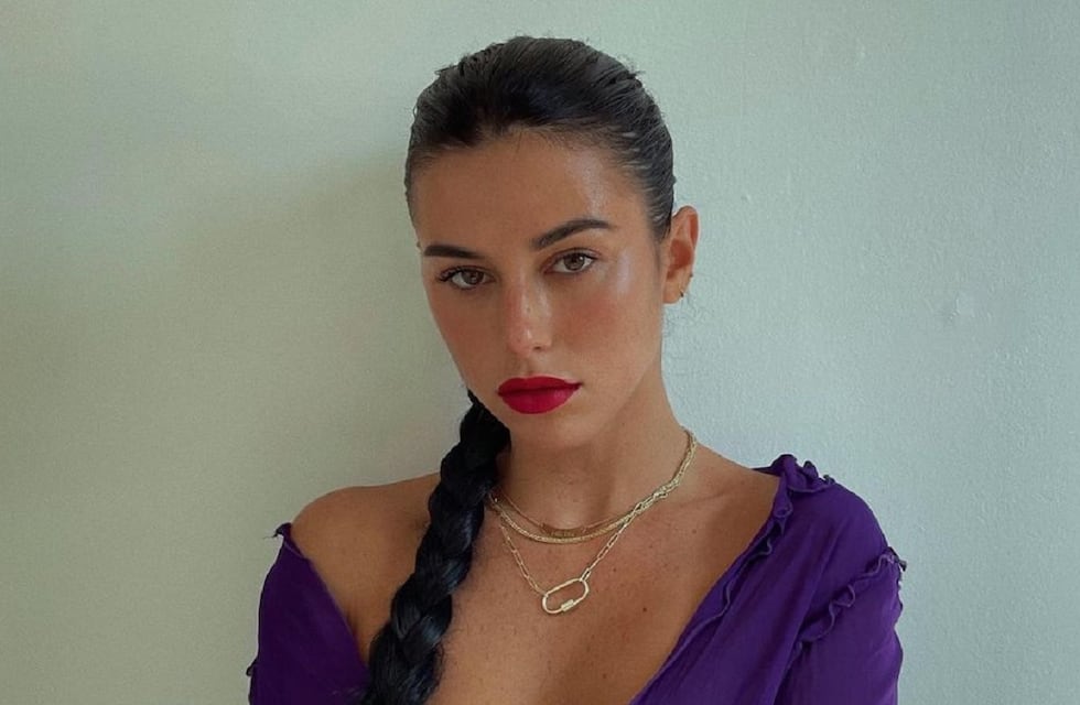 Victoria Villarroel cautivó en medio del desierto con una bikini colorida