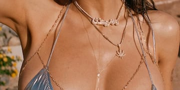 Mia Khalifa encendió las redes posando con una microbikini ultra escotada plateada