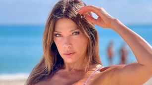 A los 58 años, Catherine Fulop deslumbra con su espectacular figura posando en microbikini.