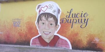 Una artista sanjuanina pintó junto a los vecinos un emotivo mural en homenaje a Lucio Dupuy