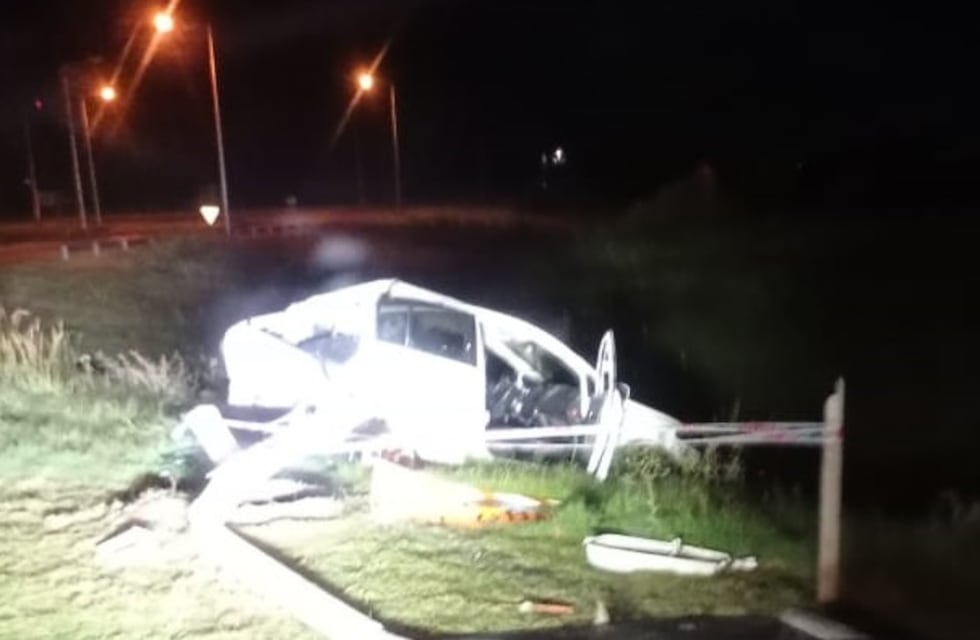 Rotonda de Crespo: fuerte despiste de un joven en medio de la tormenta