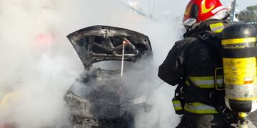 Bomberos extinguieron las llamas en barrio Cerro de Las Rosas.