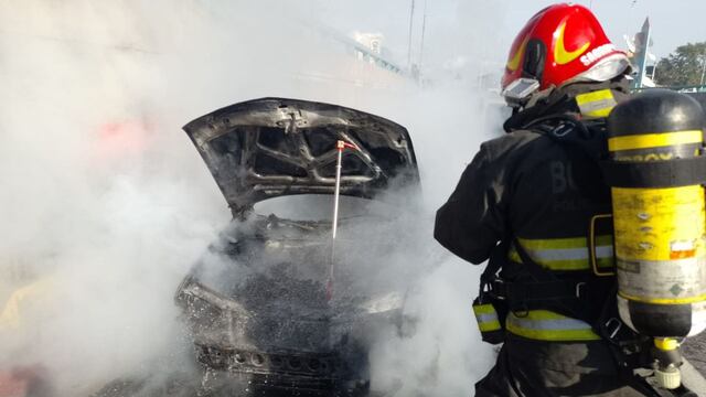 Bomberos extinguieron las llamas en barrio Cerro de Las Rosas.