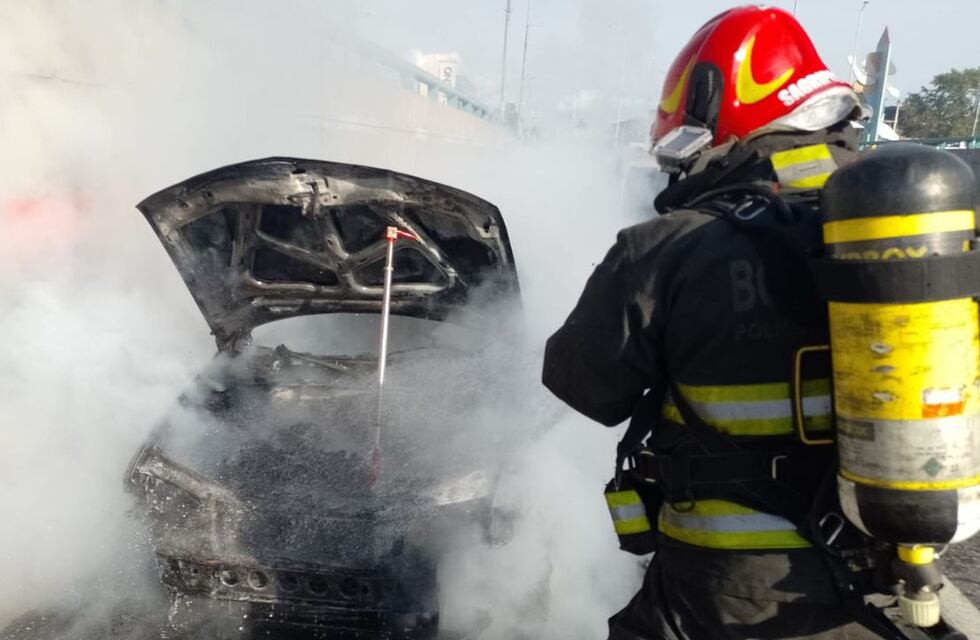 Una pareja sufrió quemaduras luego de la explosión de un auto en el centro de Córdoba