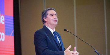Luego de besar un maniquí, Jorge Capitanich respondió a las "burlas".