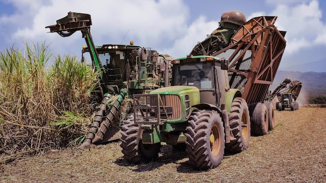 Una red RTK permite interconectar 526 computadoras en cosechadoras, tractores, camiones, topadoras, motoniveladoras y demás vehículos de campo.