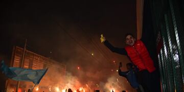 El tremendo recibimiento de los hinchas al plantel de Belgrano, en la previa del partido ante Independiente Rivadavia de Mendoza. (Facundo Luque / La Voz)