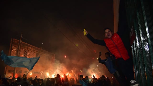 El tremendo recibimiento de los hinchas al plantel de Belgrano, en la previa del partido ante Independiente Rivadavia de Mendoza. (Facundo Luque / La Voz)