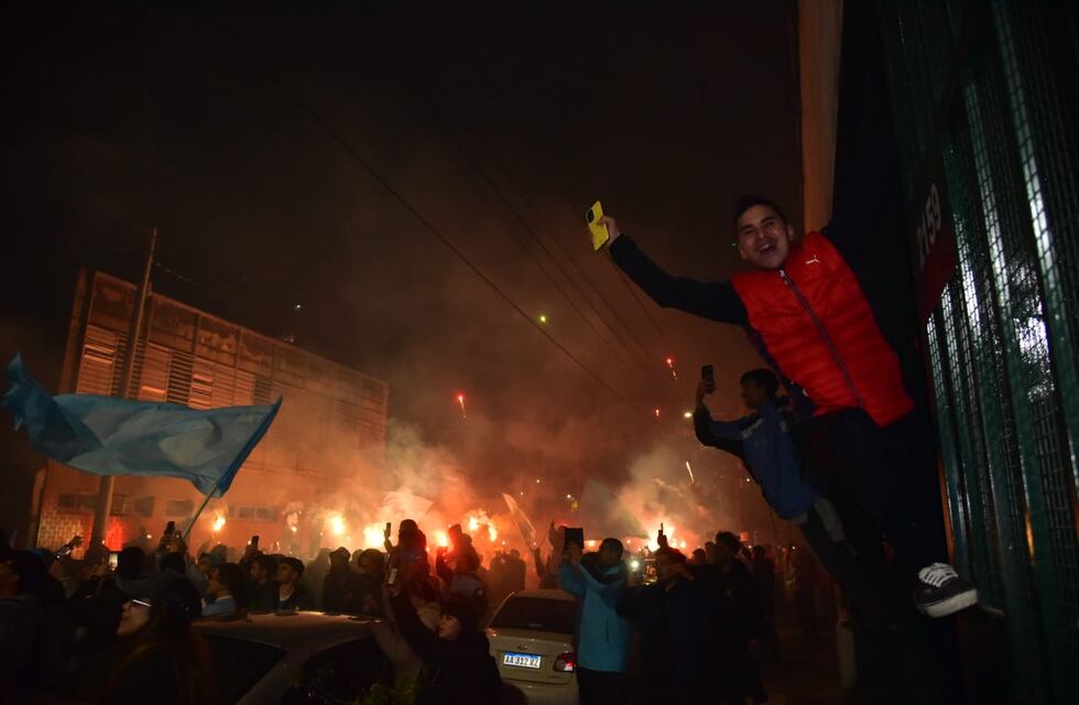 Video: la alocada llegada del plantel de Belgrano al Gigante, desde adentro