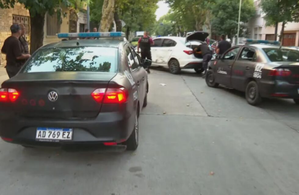 Violenta persecución a unos delincuentes desde Lanús hasta Barracas, donde hubo intercambio de disparos en las cercanías de una plaza llena de niños
